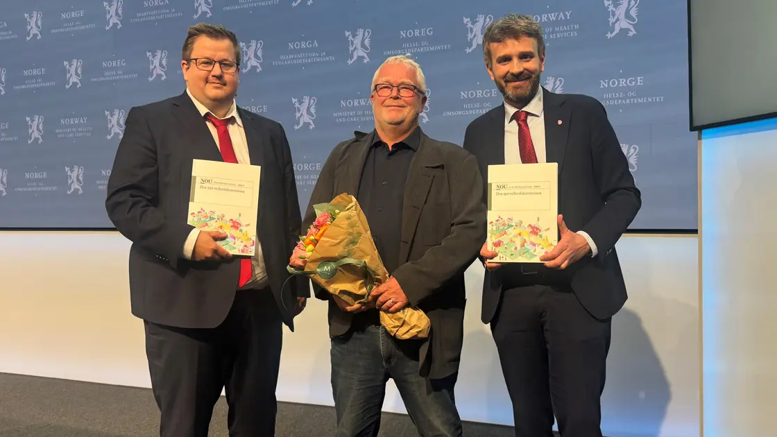 Helse- og omsorgsminister Jan Christian Vestre sammen med utvalgsleder Kjell Erik Ullmann Øie og statssekretær i Kommunal- og distriktsdepartementet Martin Østtveit-Moe