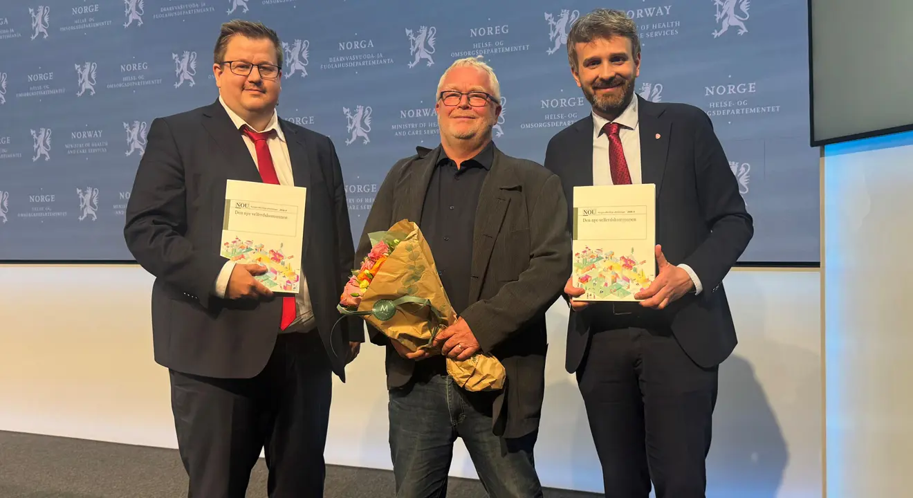 Helse- og omsorgsminister Jan Christian Vestre sammen med utvalgsleder Kjell Erik Ullmann Øie og statssekretær i Kommunal- og distriktsdepartementet Martin Østtveit-Moe