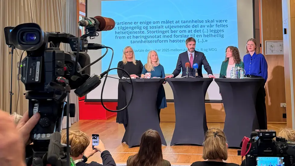 Helse- og omsorgsminister Jan Christian Vestre med de parlamentariske lederne på rødgrønn side