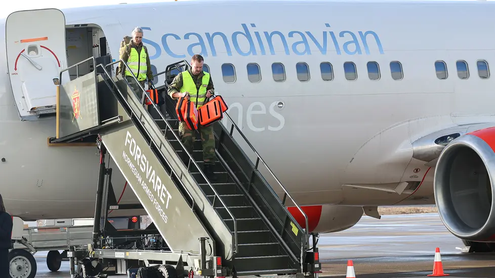To personer går ut flytrappa fra Medevac-flyet
