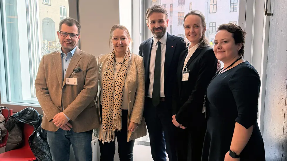 Foto av helse- og omsorgsminister Jan Christian Vestre og andre prosjekt X-deltakere