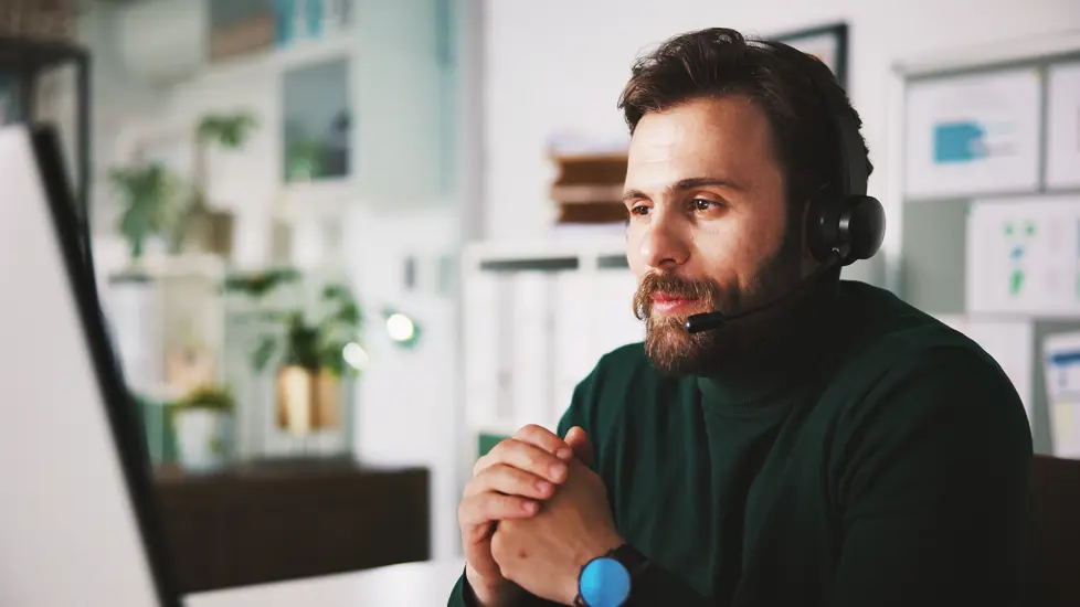 Mann som gir telefonhjelp