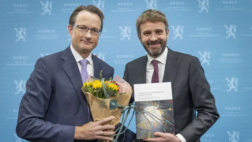 Utvalgsleder Kjetil Mujezinovic Larsen og helse- og omsorgsminister Jan Christian Vestre.
