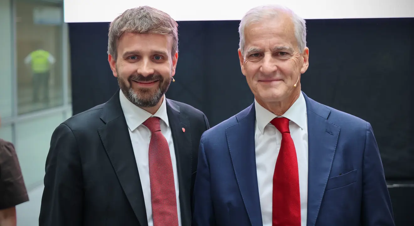 Foto av statsminister Jonas Gahr Støre og helse- og omsorgsminister Jan Christian Vestre la fram nye ventetidsmål i sykehusene 19. juni 2026