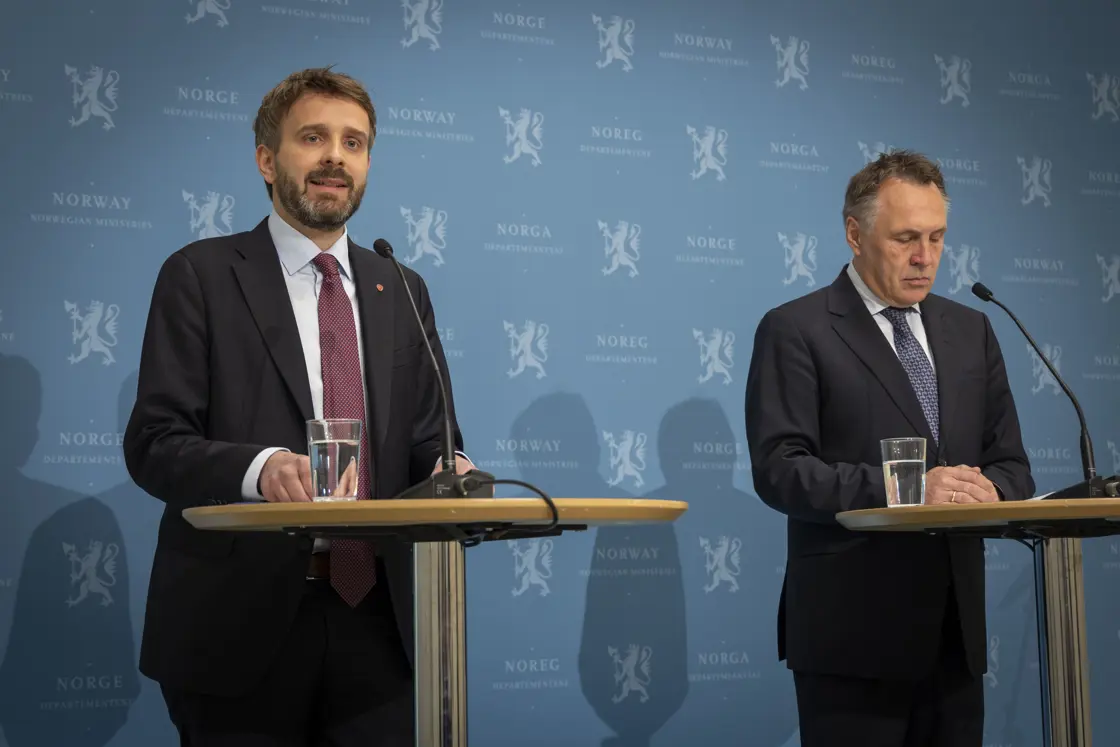 Helse- og omsorgsminister Jan Christian Vestre og forsvarsminister Tore Sandvik under pressetreff om beredskapsplanlegging i helse- og omsorgssektoren