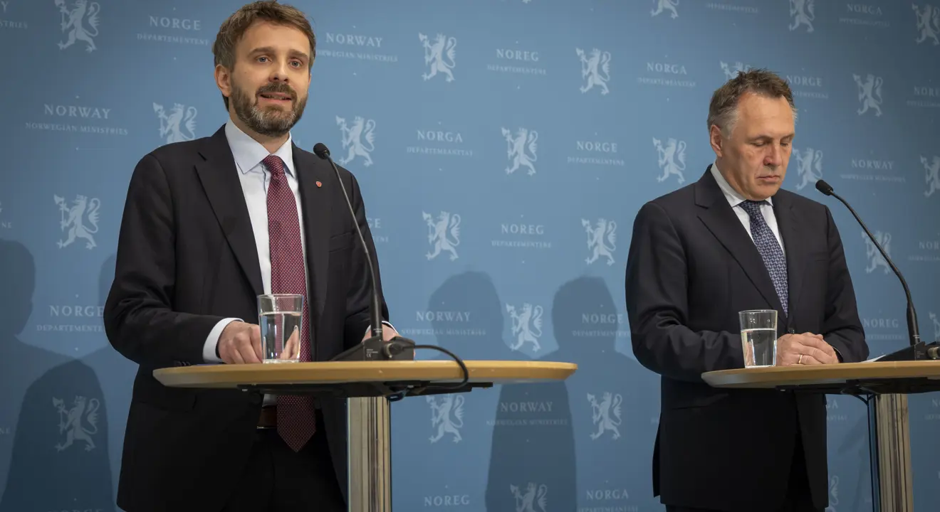 Helse- og omsorgsminister Jan Christian Vestre og forsvarsminister Tore Sandvik under pressetreff om beredskapsplanlegging i helse- og omsorgssektoren