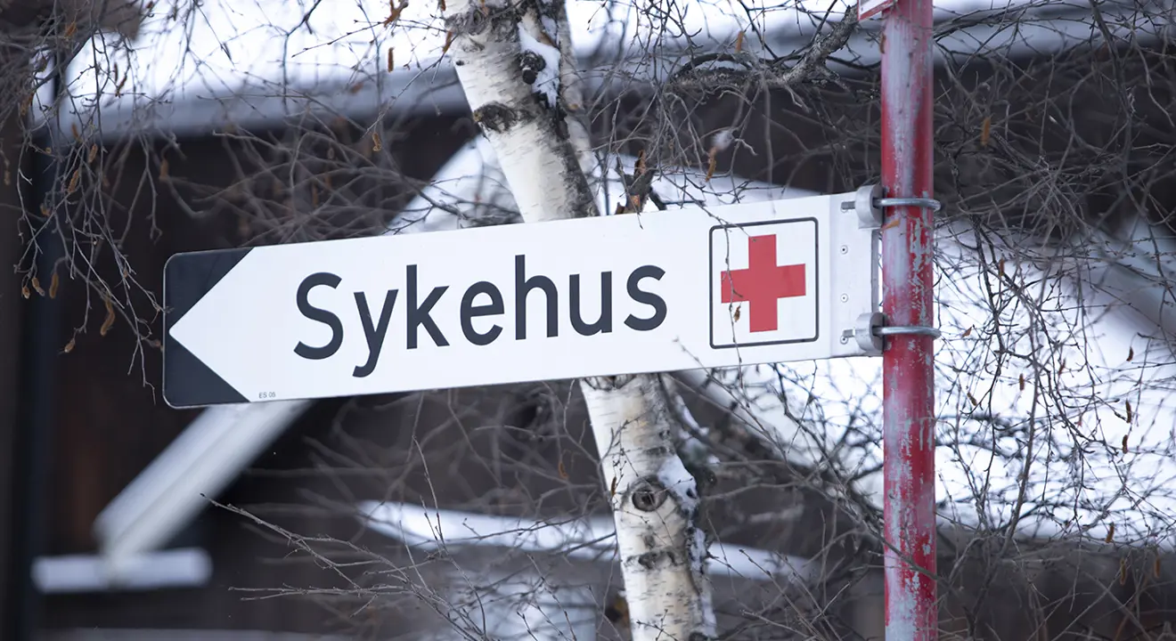 Bilde av skilt der det står Sykehus på