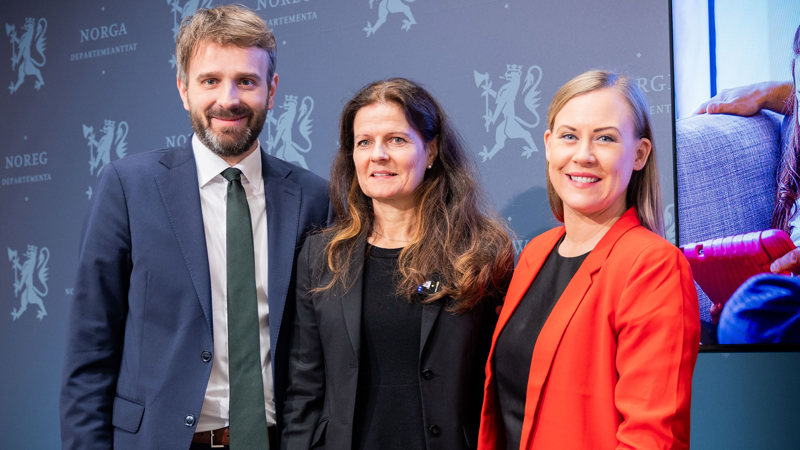 Fra venstre: Helse- og omsorgsminister Jan Christian Vestre, helsedirektør Cathrine Marie Lofthus og barne- og familieminister Lene Vågslid