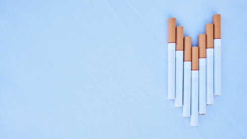 Sju sigaretter på blå bakgrunn