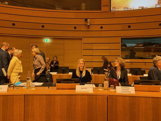 Statssekretær Astrid Bergmål i et møterom i Luxembourg.