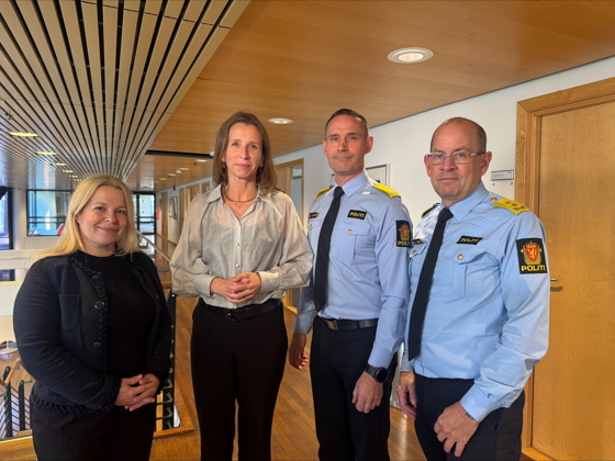 Bilde av to menn og to kvinner. Kvinnene står til venstre, mennene til høyre