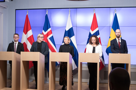 Fem personer bak hver sin talestol med de nordiske flaggene bak talestolene