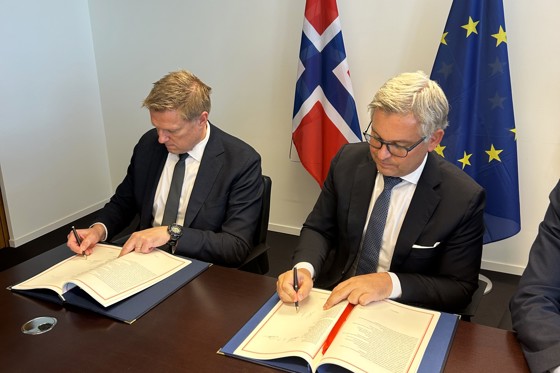 Statssekretær Øren og EU-kommisær Brunner undertegner avtalen om utveksling av passasjeropplysninger.