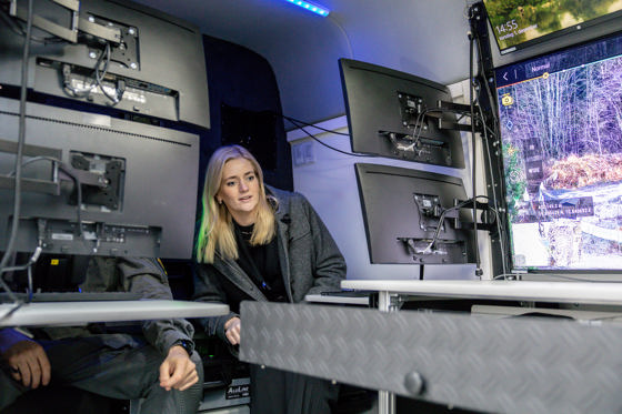 Justis- og beredskapsminister Emilie Enger Mehl sitter inne i en dronebil og ser på utstyret.