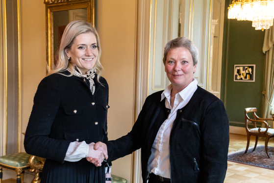 Justisministeren tar ny sjef PST i hånda i regjeringens representasjonsbolig.