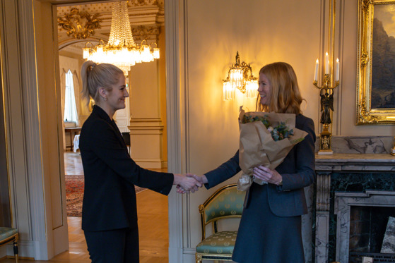 Statsråden gir blomster til ny leder for Kommisjonen for gjenopptakelse av straffesaker