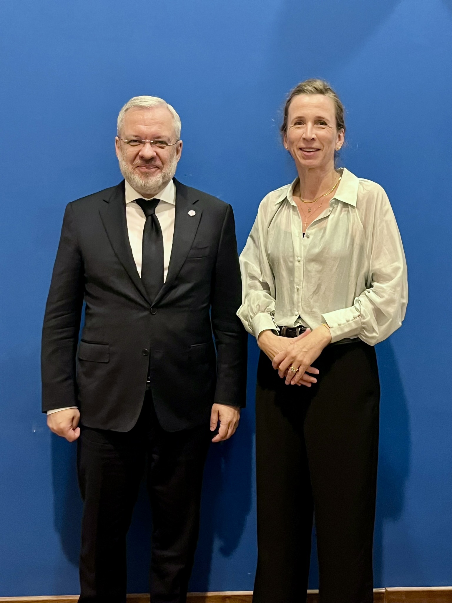 Den ukrainske og norske justisministeren smiler til kamera.