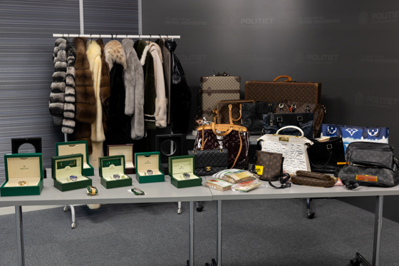 Dyre klokker, vesker, kofferter, jakker, sko og penger som politiet har inndratt