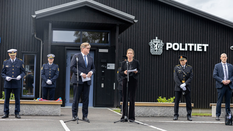 Den norske og svenske justisministeren står foran en splitter ny politistasjon