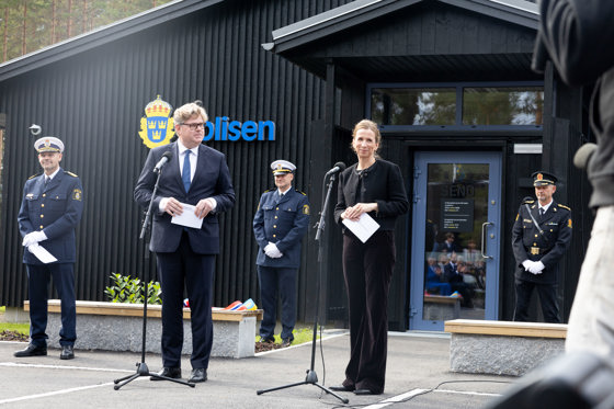 Den norske og svenske justisministeren står foran en splitter ny politistasjon.