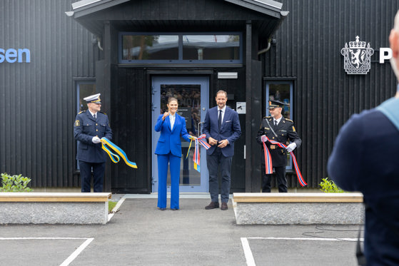 Kronprins Haakon og kronprinsesse Victoria holder i et norsk-svensk bånd de akkurat har klippet i to.