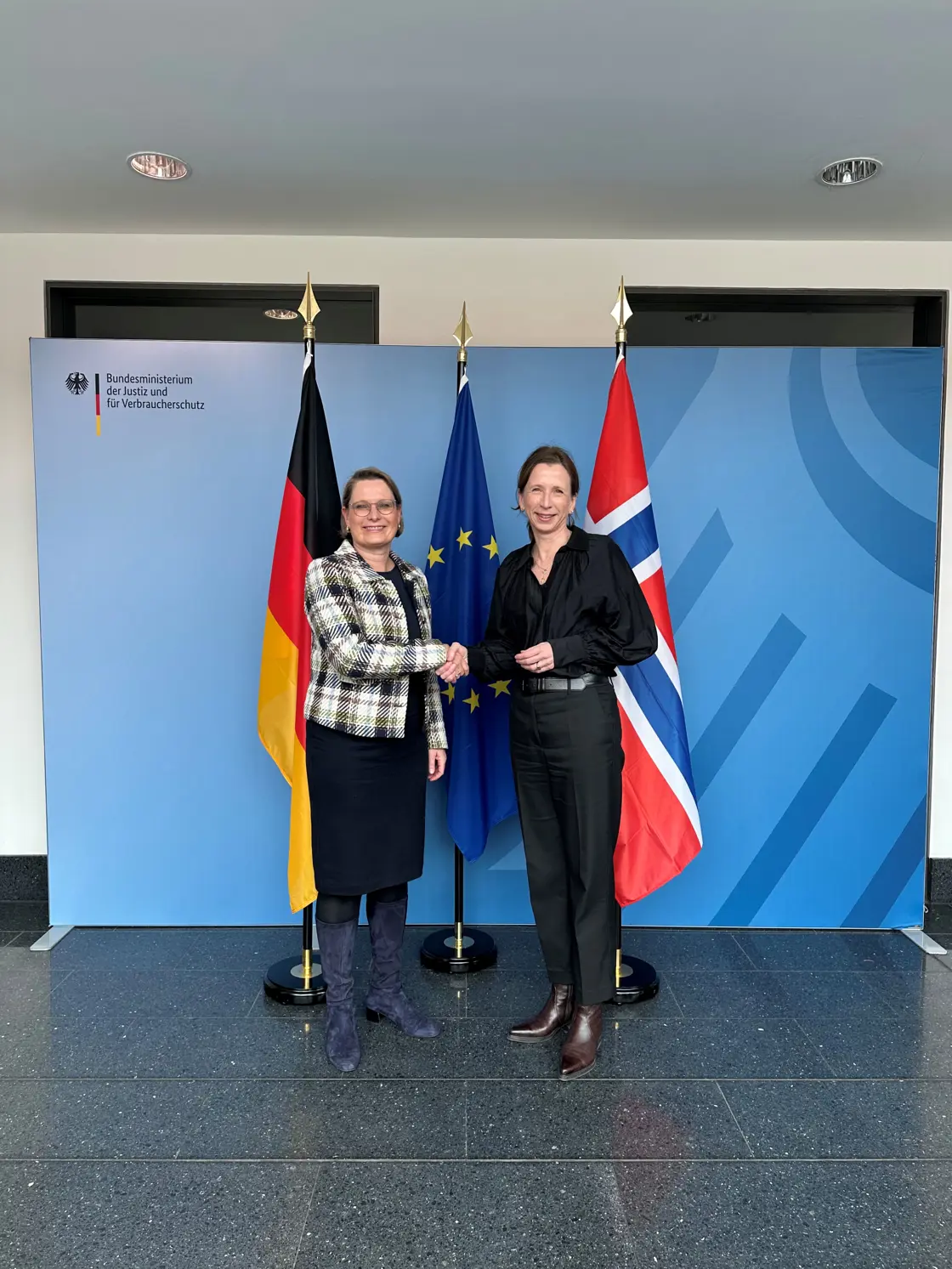 Justisministeren sammen med den tyske justis- og forbrukervernministeren