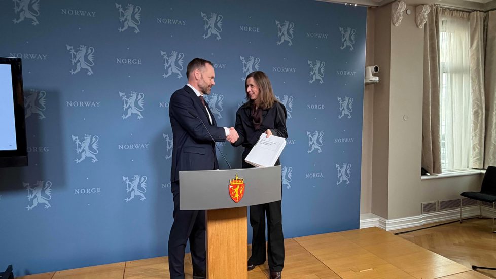 Kvinne tar imot rapport fra en mann