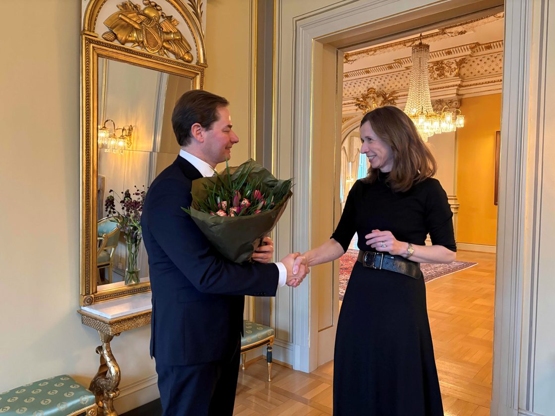 Mann får blomsterbukett av kvinne