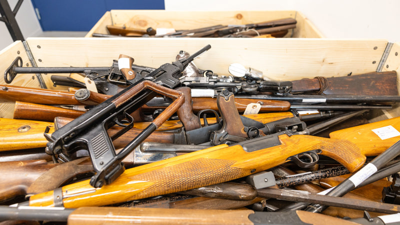 Kasse med ulike våpen