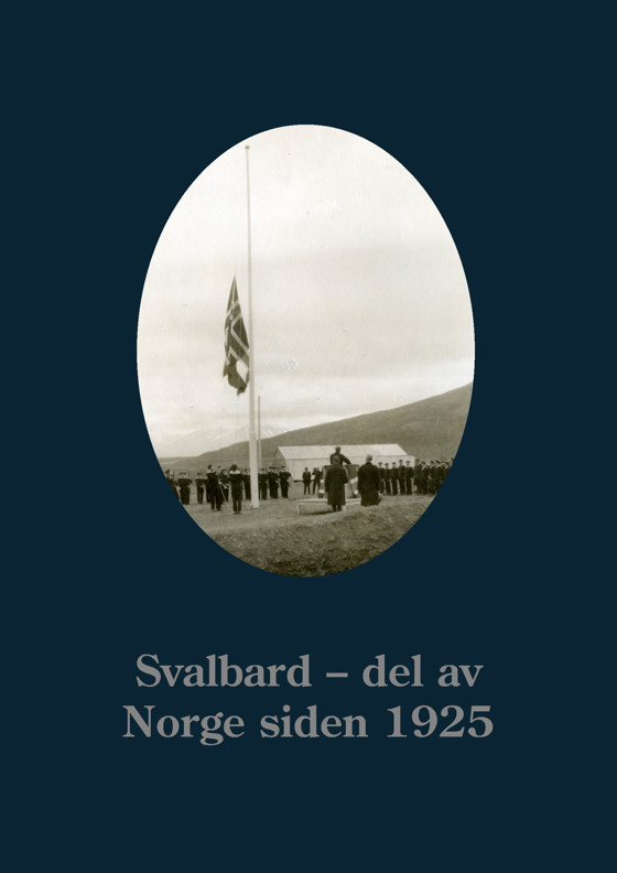 Forsiden av festskriftet, som viser flaggheisingen på Sjæringen i Longyearbyen i 1925.