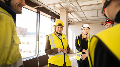 Forsknings- og høyere utdanningsminister Sigrun Aasland besøker byggeplass i Grubbegata