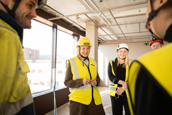 Forsknings- og høyere utdanningsminister Sigrun Aasland besøker byggeplass i Grubbegata