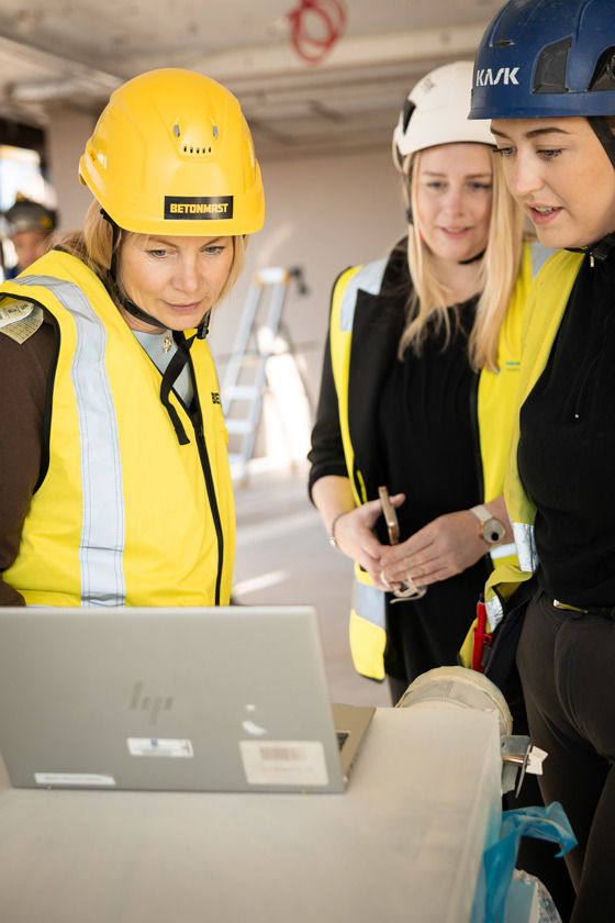 Forsknings- og høyere utdanningsminister Sigrun Aasland prøver den nye fagskolevelgeren