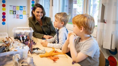 Kunnskapsminister Kari Nessa Nordtun møter førsteklassinger