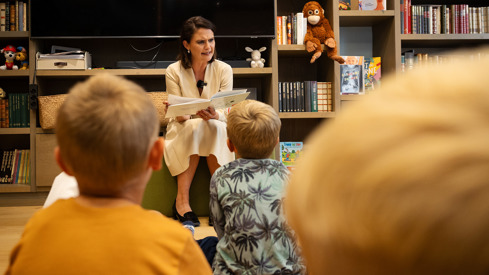 Kunnskapsministeren leser for barnehagebarn i Fredrikstad