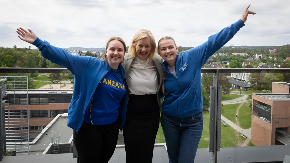 Forsknings- og høyere utdanningsminister Sigrun Aasland møter studenter ved Universitetet i Agder
