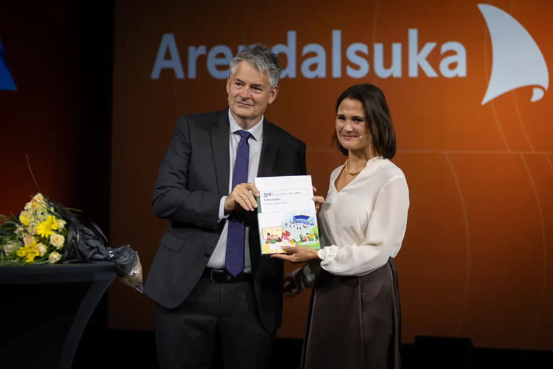 Utvalgsleder Bjørn Haugstad overleverer utvalgets NOU til kunnskapsminister Kari Nessa Nordtun
