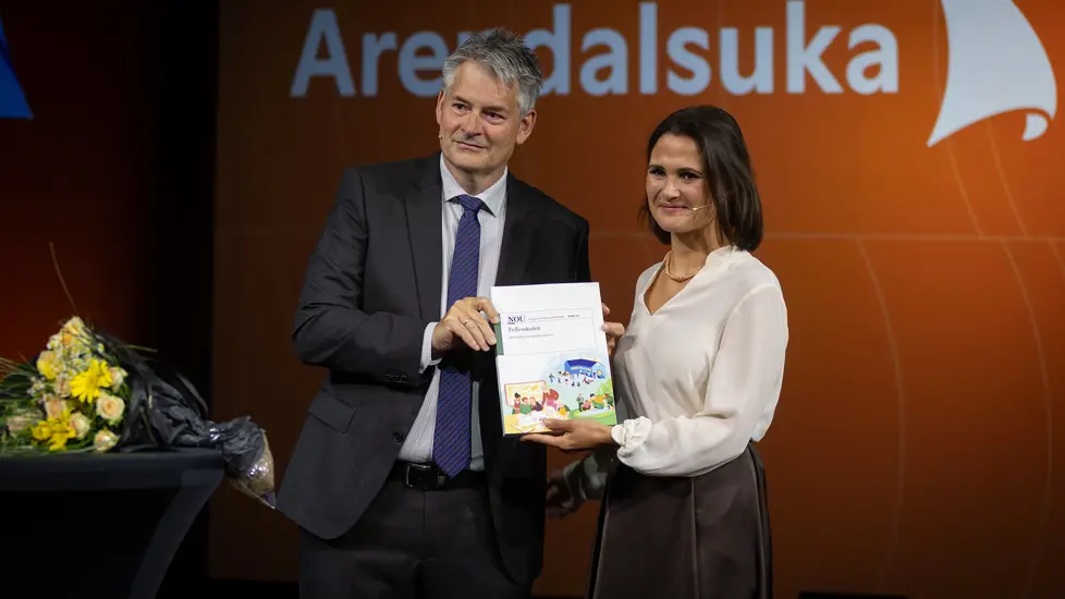 Utvalgsleder Bjørn Haugstad overleverer utvalgets NOU til kunnskapsminister Kari Nessa Nordtun