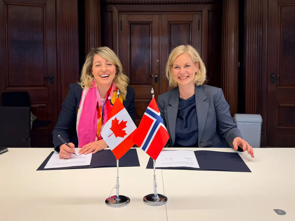 Den kanadiske næringsministeren Mélanie Joly og forsknings- og høyere utdanningsminister Sigrun Aasland har signerer ny felleserklæring om tettere forskningssamarbeid mellom Norge og Canada.