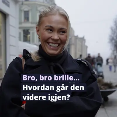 Jente som smiler på gata