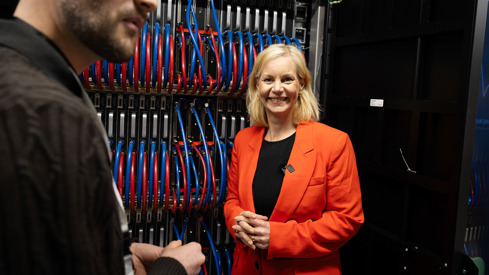 Forsknings- og høyere utdanningsminister Sigrun Aasland på åpningen av superdatamaskinen Olivia