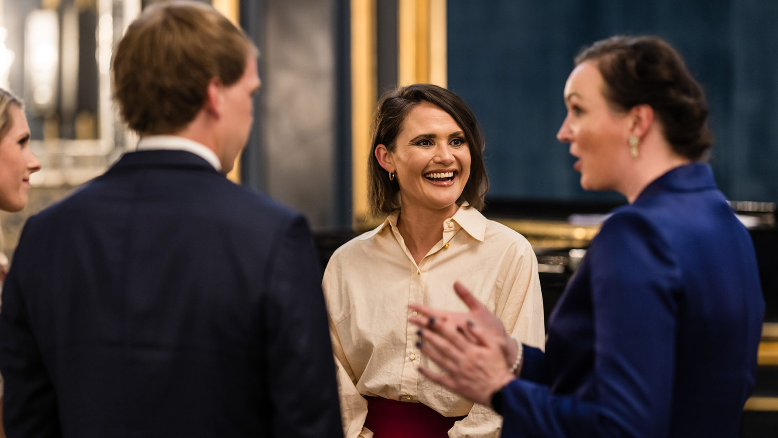 Kunnskapsminister Kari Nessa Nordtun i samtale med kommisjonsleder Marthe Blikstad-Balas