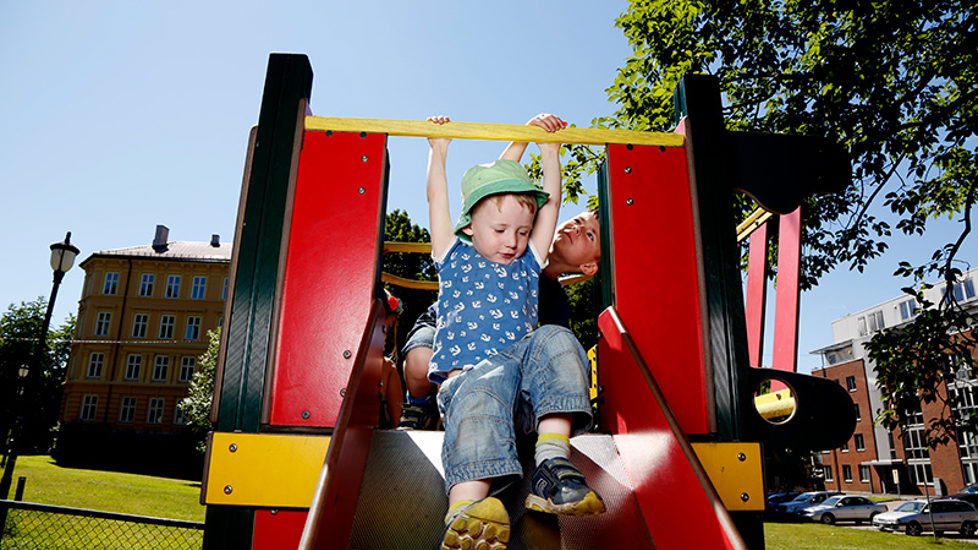 Bilde av barnehagebarn som sklir ned en sklie