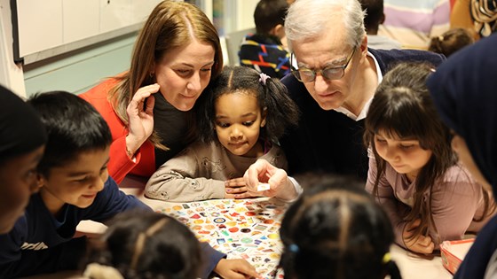 Bilde av statsminister Jonas Gahr Støre og kunnskapsminister Tonje Brenna spiller spill sammen med barnehagebarn
