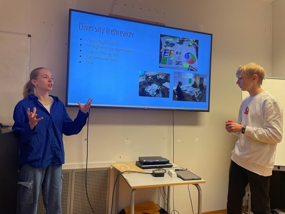 To elever viser frem en presentasjon på Ra ungdomsskole i Larvik