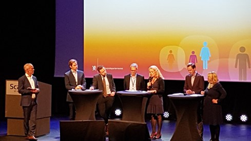 Bilde av paneldebatt med statsrådene Sanner, Røe Isaksen, Hauglie og statssekretærer