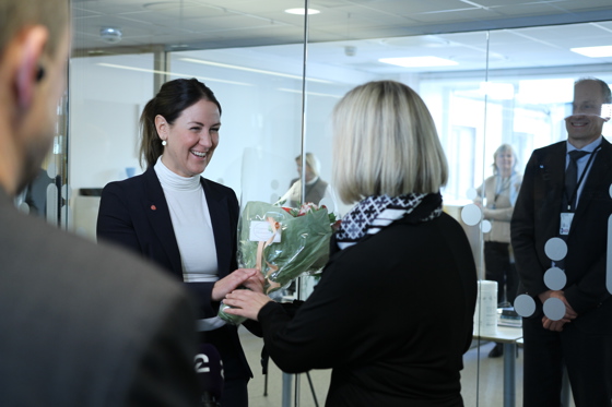 Bilde av nøkkeloverrekkelse med Tonje Brenna og Guri Melby