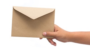 Bilde av hånd som holder konvolutt