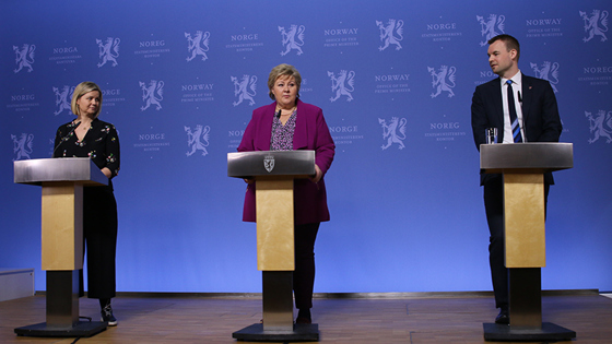 Bilde av statsminister Erna Solberg, og barne- og familieminister Kjell Ingolf Ropstad og kunnskapsminister Guri Melby 