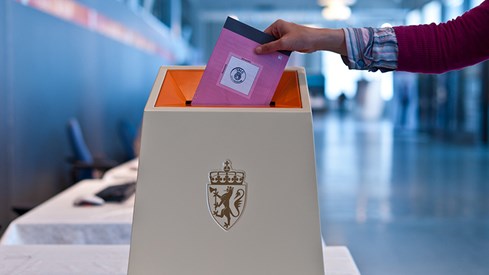 Stemmekonvolutt som legges i stemmeurne